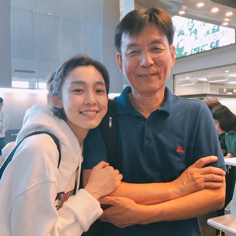 范玮琪|歌手范玮琪父亲去世,跌倒后头部受伤不治,大S发文哀悼惹争议