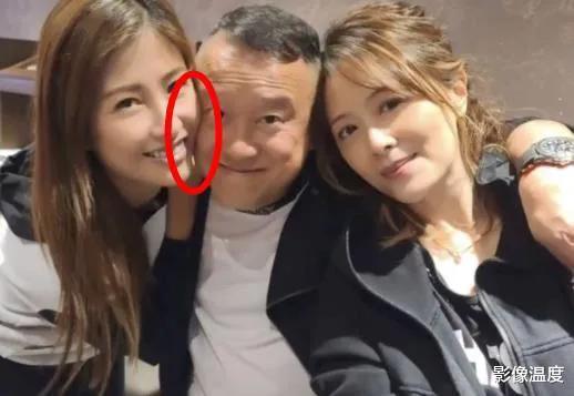 曾志伟|曾志伟举动又惹争议：和洪金宝儿媳等女子贴面紧拥！网友：本性确实难改