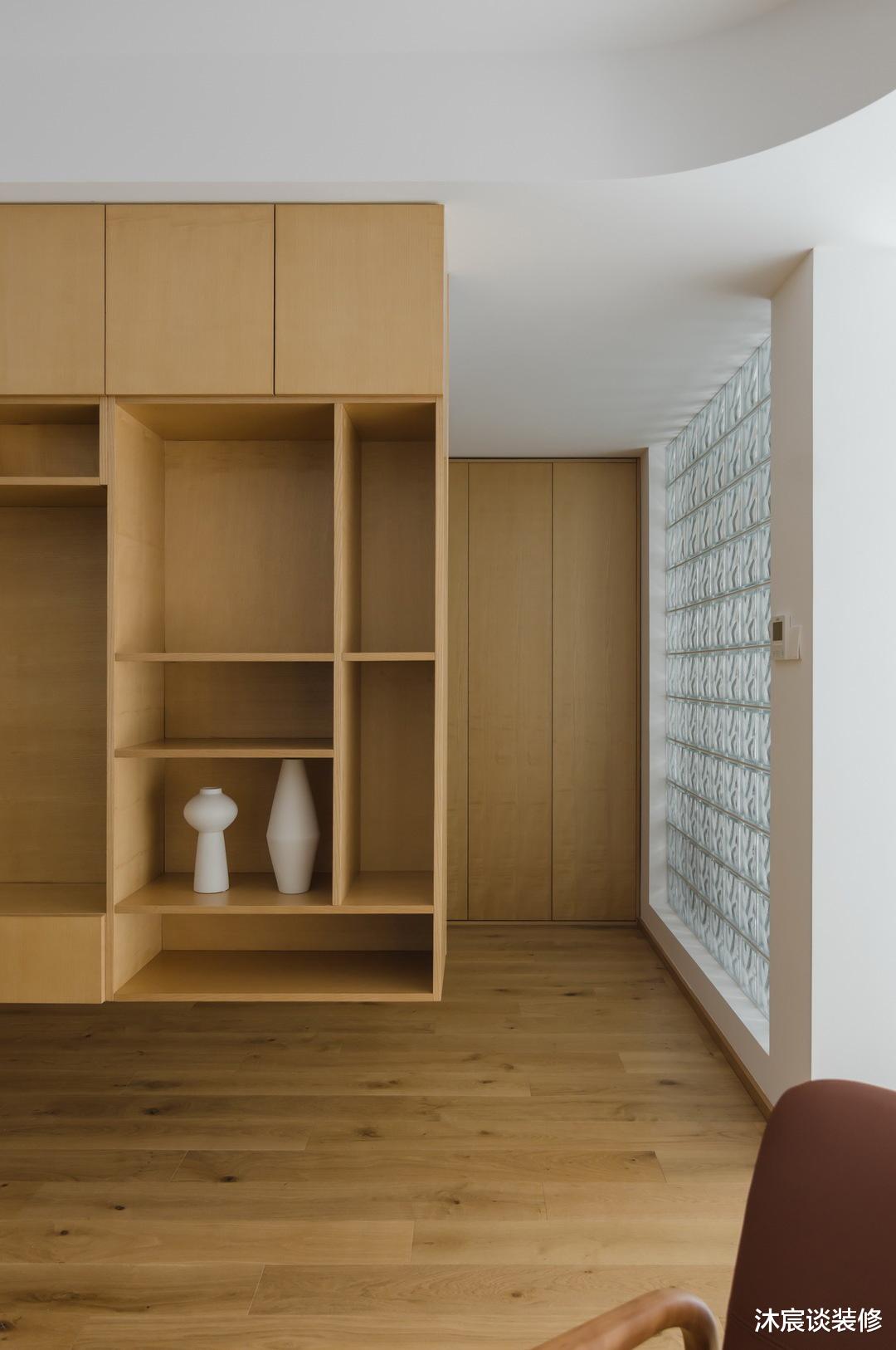 “穷装修”又赢了,他家用大白墙搭配原木家具,轻松打造清爽的家