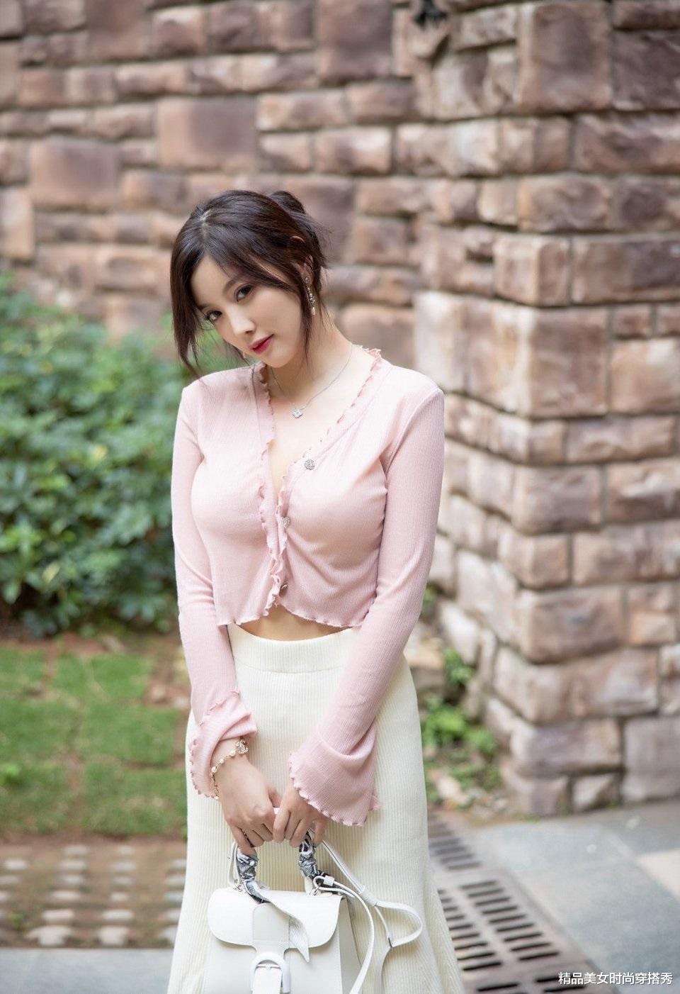 辽宁省|粉色的小衫,下身搭配一件白色半身裙,甜美时尚又性感迷人