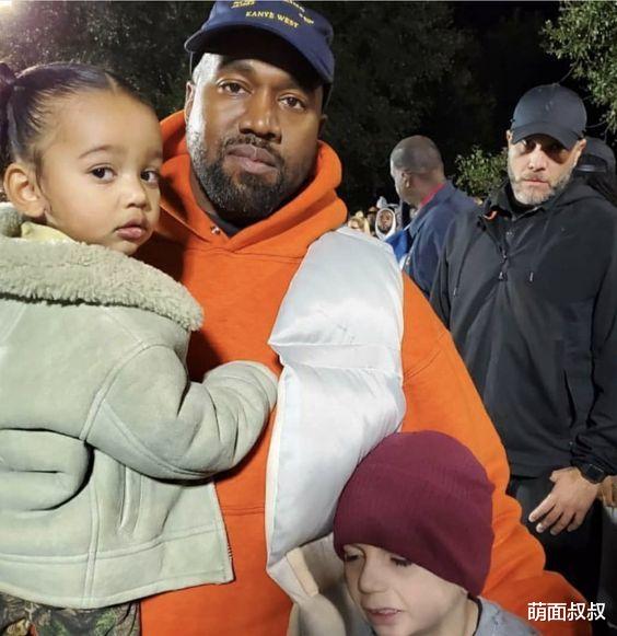 金·卡戴珊|金·卡戴珊夜晚泡泳池，挺拔身姿尽显，4岁小女儿照片遭侃爷抨击