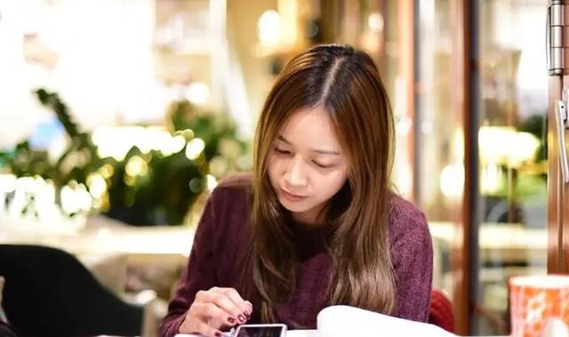 00后|一张开会照走红，00后学生与90后“泾渭分明”，堪称五彩斑斓的黑