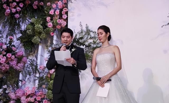 田朴珺|田朴珺现身泰国首富长孙婚礼!银色抹胸裙夺人眼球,美艳胜过新人