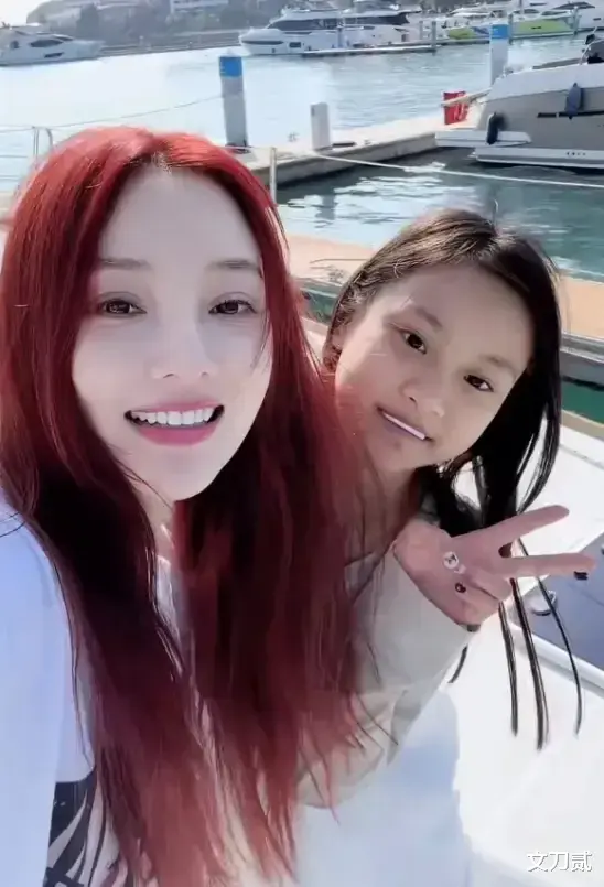 李小璐|离婚4年，李小璐教育女儿没让人失望，甜馨：要做快乐的普通人