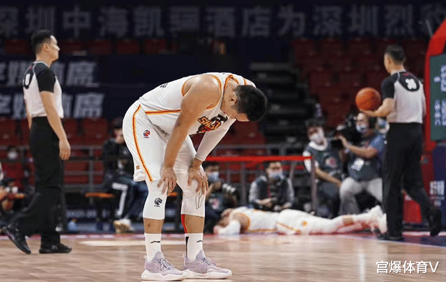 中超|CBA官宣！闫军关键吹罚出错，上海男篮获利，导致深圳输球