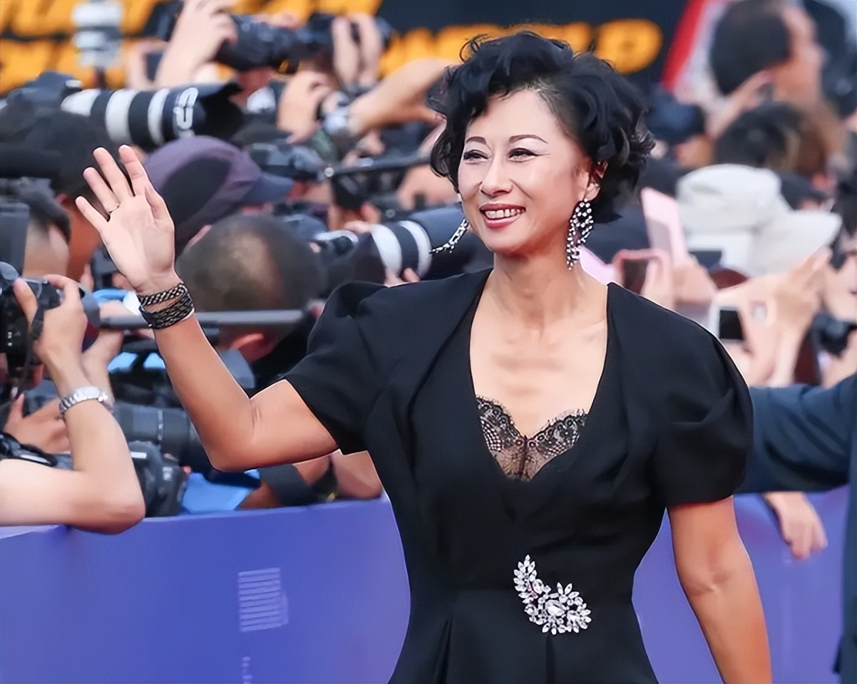 叶倩文|叶倩文:陪伴林子祥25年,61岁还没有孩子,满头银发依旧优雅