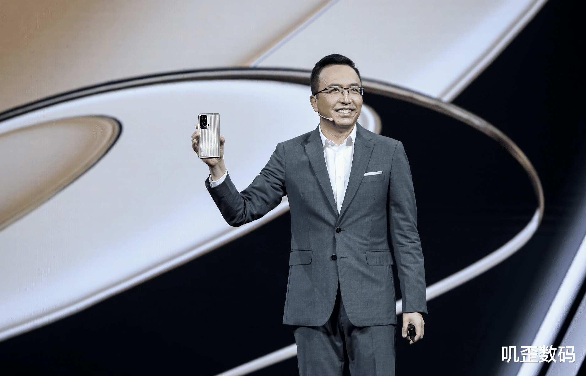 折叠屏|赵明画大饼：今年折叠屏市场增长10倍，荣耀Magic V却依旧缺货