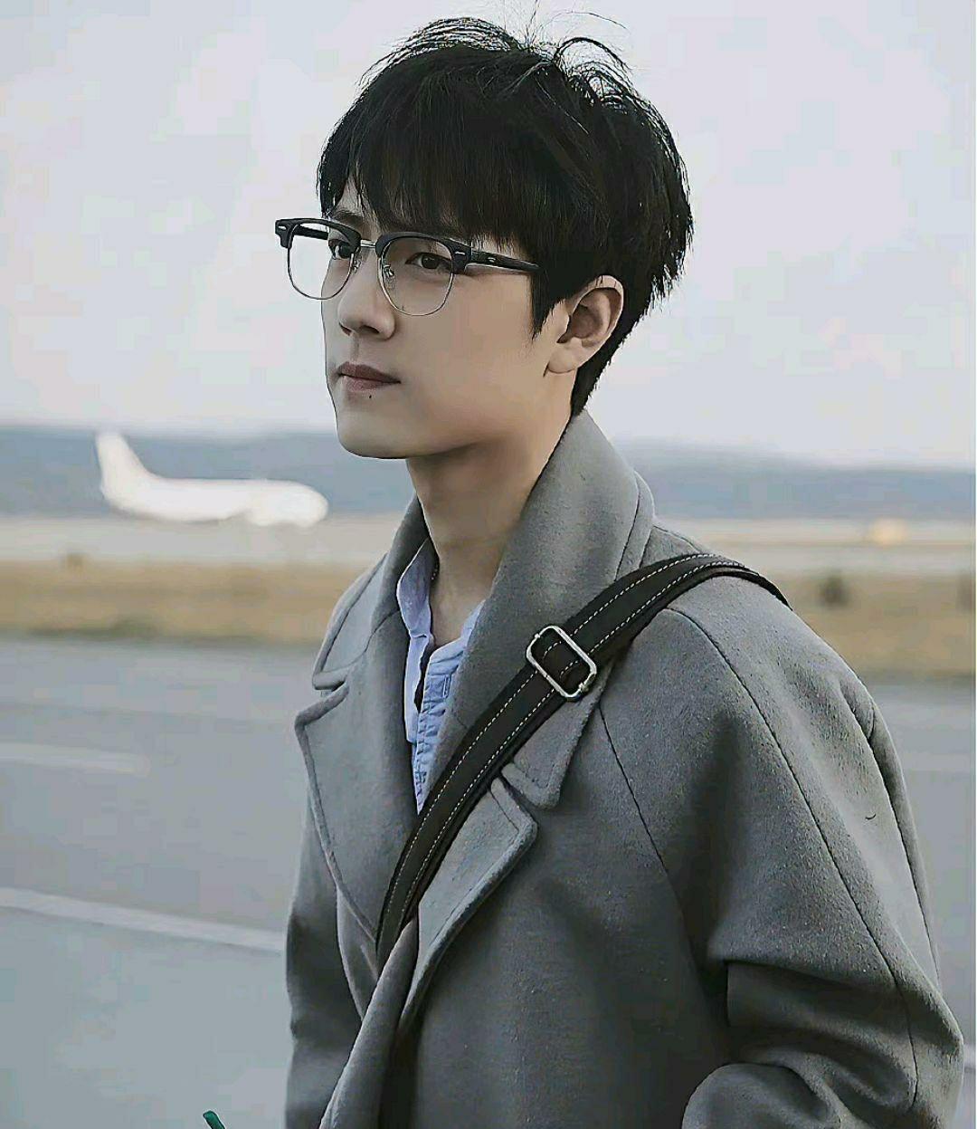 肖战|肖战匆匆赶赴剧组,穿搭时尚活力十足,与身边助理呈现两个季节!