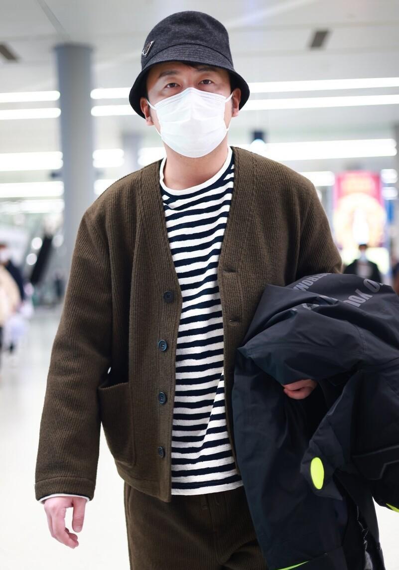 雷佳音|雷佳音现身上海机场 头戴渔夫帽帅气潇洒