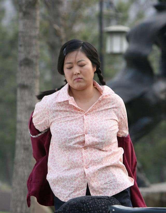 王茜华|“老戏骨”王茜华开豪车被卡台阶,12年前因剐蹭拒赔5000元