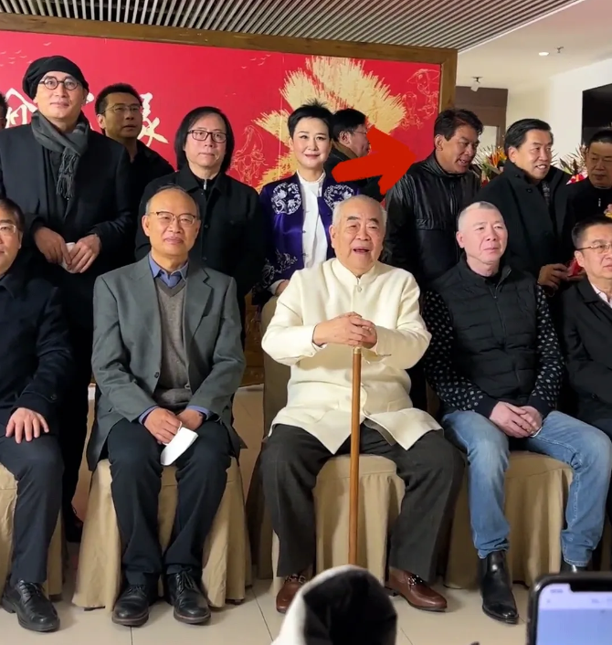 冯小刚|冯小刚回国首露面,出活动合影稳坐C位,朱时茂濮存昕也要靠后站