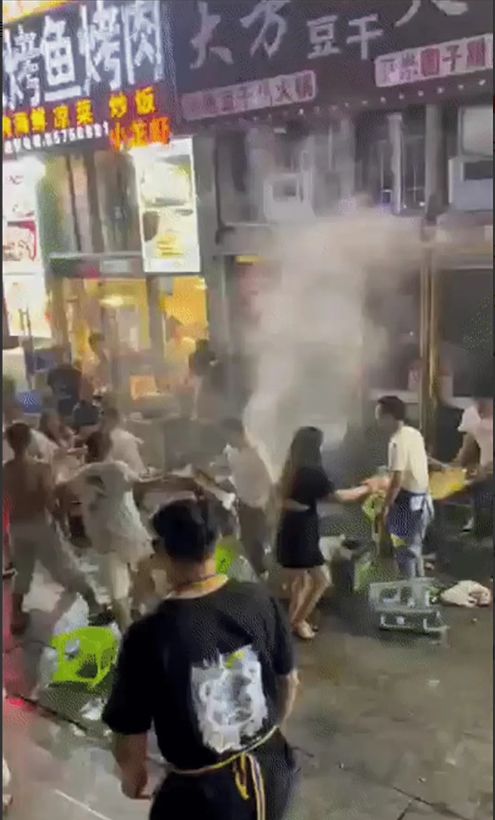 贵州贵阳,某美食街烤鱼店,两拨人发生争执