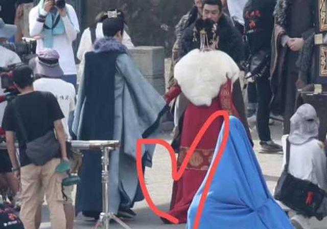 杨紫|《长相思》夭璟新造型路透,杨紫的红衣王姬好美,盘发毛领没刘海