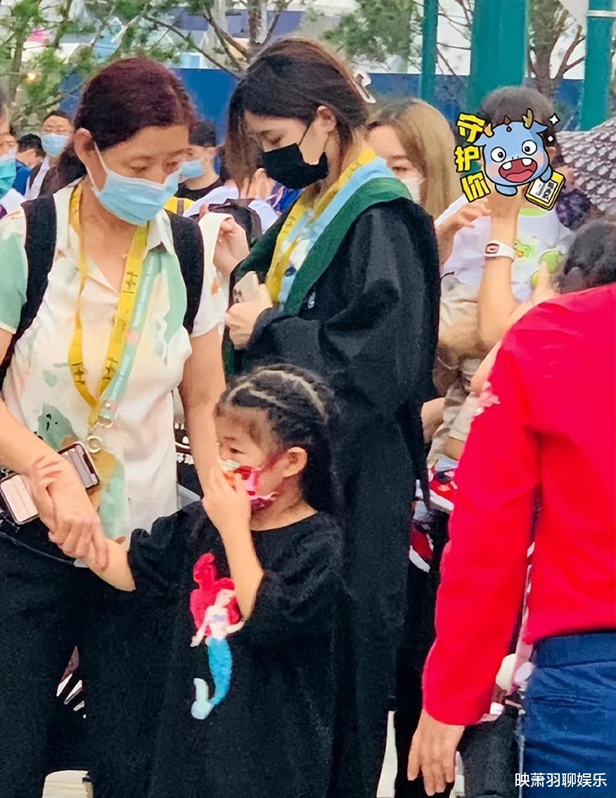 章子怡|章子怡汪峰一家五口出游,小苹果亭亭玉立,身材高过继母