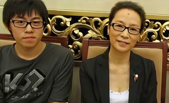 周野芒|演员周野芒：与奚美娟离婚后，火速再婚琼女郎