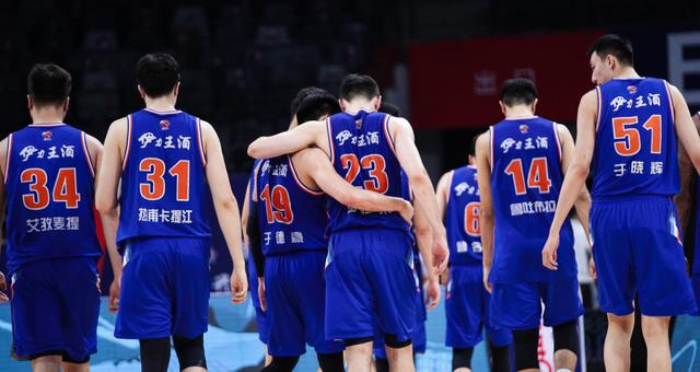新疆男篮|CBA快讯！新疆三人面临交易，徐长锁拒绝一轮游，胡金秋惹争议
