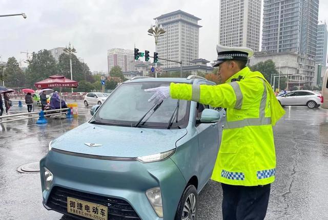 老年代步车明明很实用，为何不让用？专家：三无产品上路是祸害