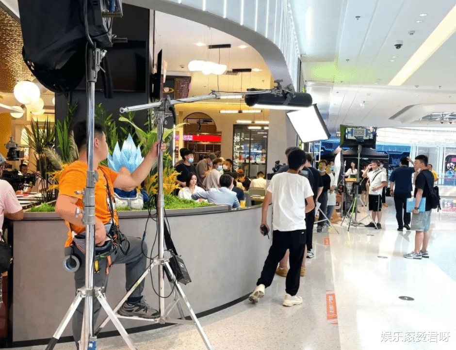 秦岚|43岁秦岚拍戏被偶遇，离开美颜跟精修，生图直接暴露了状态