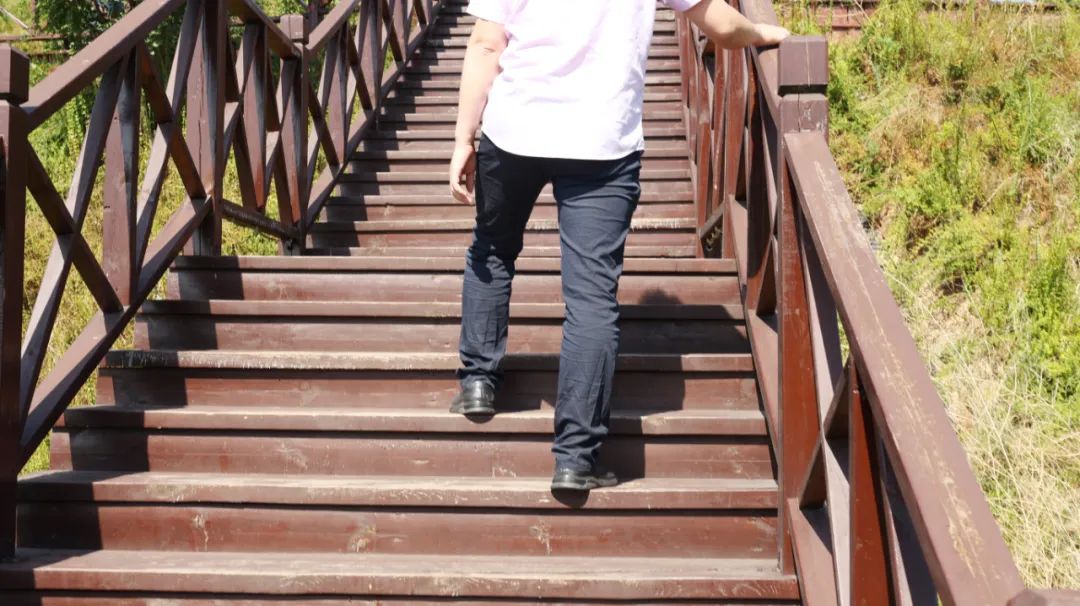 水果|长期吸烟的人,过了45岁,还能轻松完成3个动作,说明很健康