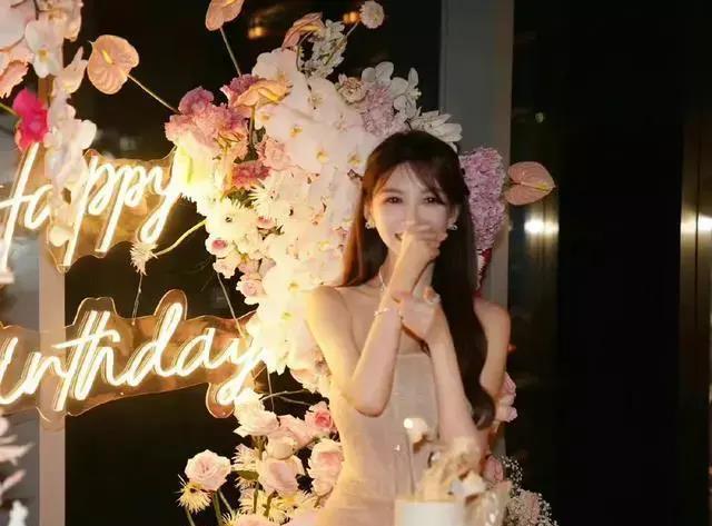 黄晓明|黄晓明口味依旧,和网红叶珂同框被拍!女方长相太像前妻杨颖了