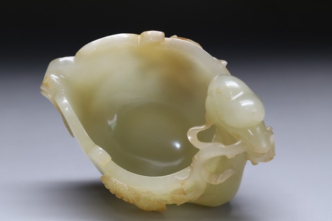 |和田玉籽料“玉鹅衔莲 水盂”.