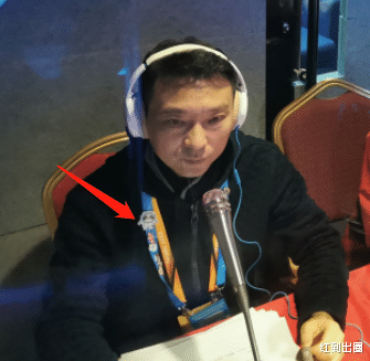 康辉|康辉冬奥主持幕后：桌上保温杯胸口别冰墩墩，法语主持曝光太惊艳