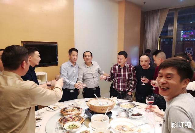 薪水|轮到你敬酒时，别傻坐着，用好3句万能敬酒词，别人对你刮目相看