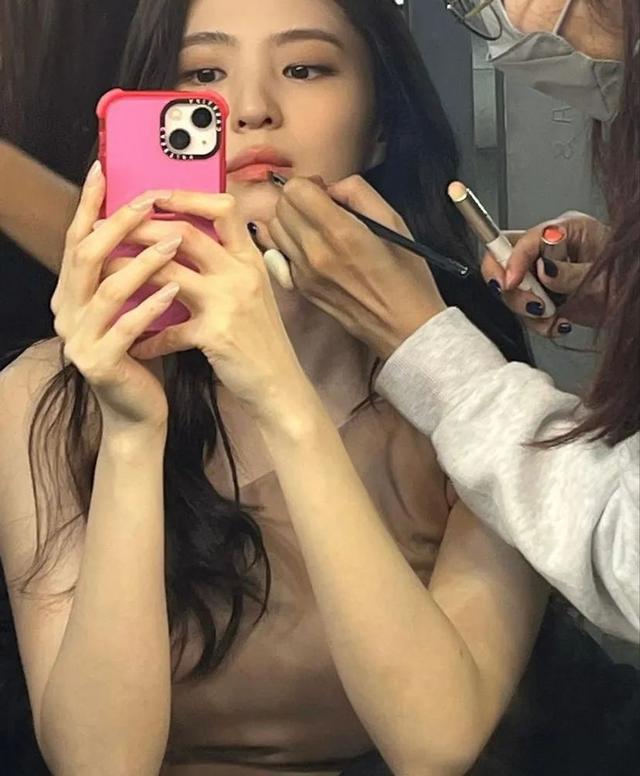 眼线 这是一篇《春节妆容日历》,没来得及美甲、种睫毛的……这篇帮你们“扳回一城”