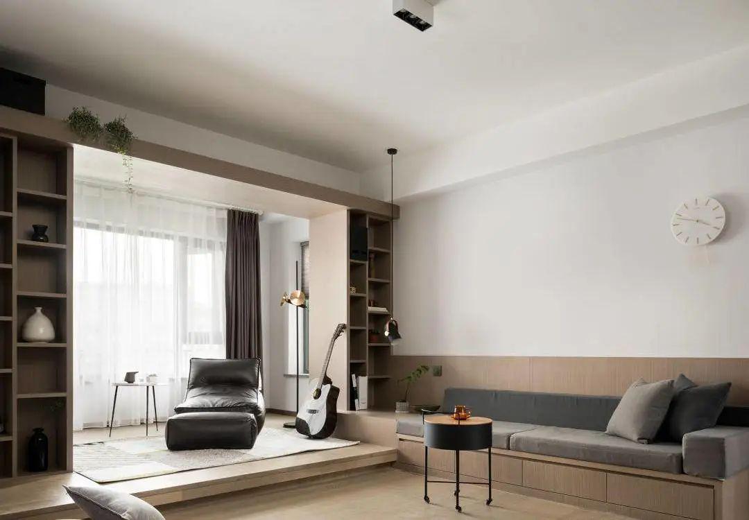 话得先说到位!客厅阳台打通确实亮堂,但4大后遗症不能不权衡