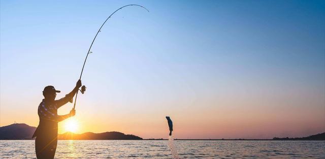 国语|70岁的老奶奶爱上了钓鱼，钓历已经有十多年，最怕就是钓到大鱼