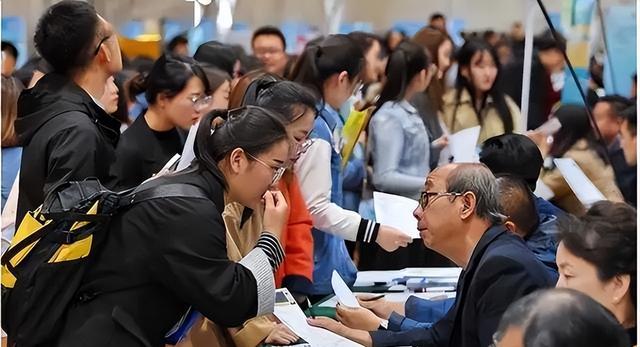 求职|985毕业生求职月收入四千,入职后还降薪30%,名校生的心酸谁能懂