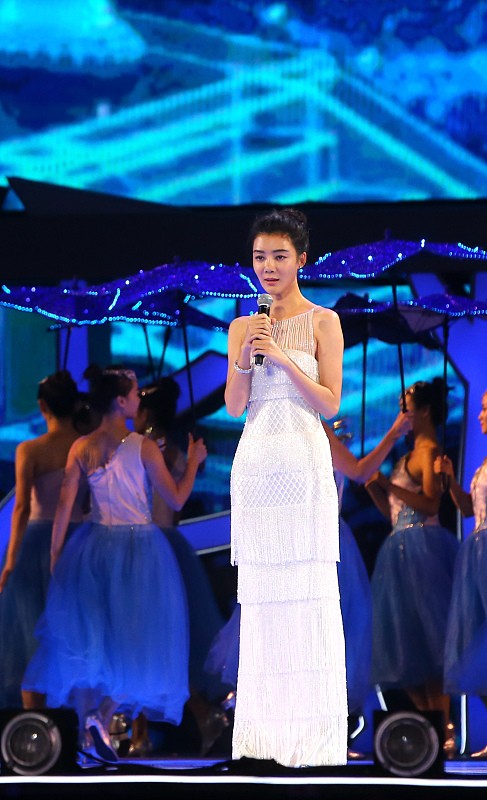 车晓|车晓瘦得让人担心，穿白色的裙子太优雅，纤细身材又美又柔