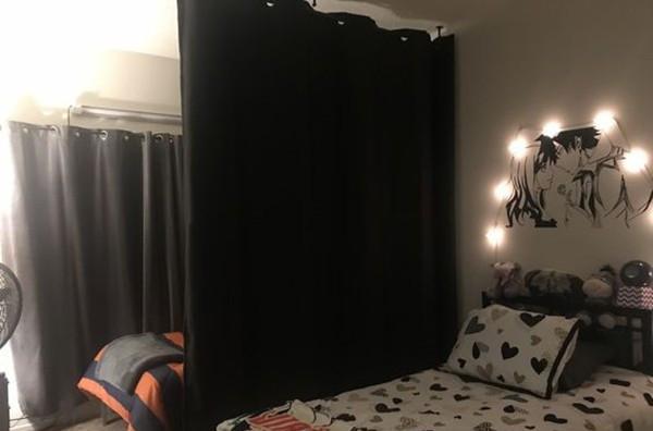 一间房2个孩子睡,2张床2张书桌,一道隔断,孩子各有独立空间