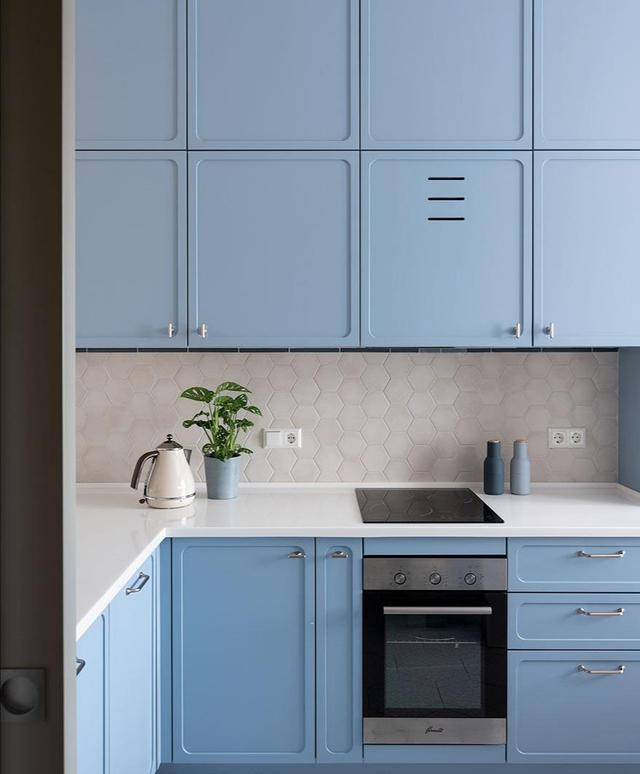 简洁明快蓝色调,与暖暖的色彩配合,让小公寓装饰事半功倍