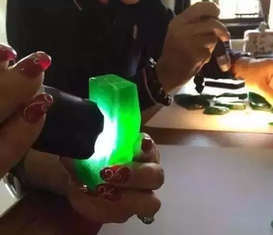 缅甸翡翠|最贵的翡翠原石500亿，独一无二前所未有！