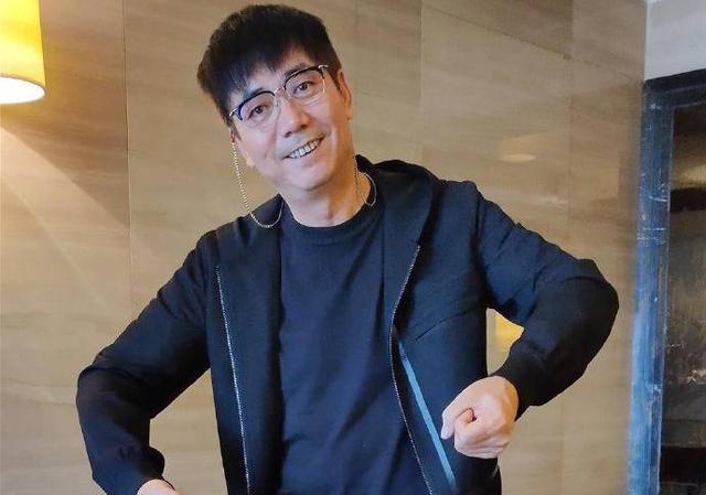 小姐姐|“邢捕头”范明:娶大6岁二婚女总裁,继子也是他们一家人的骄傲