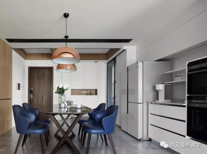 餐厅柜和冰箱,怎么做不会很突兀?