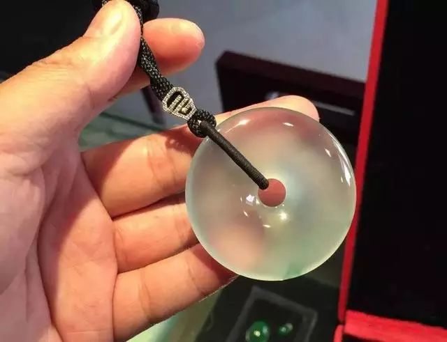 |1800万的至尊木那翡翠原石，切开全是裂，货主含泪车珠子