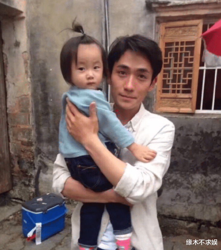 红牛|网红牛莉调侃朱一龙,曝其隐婚生子不认孩子,被扒是赵露思粉丝!