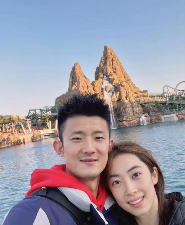 斯奈德|国羽亚锦赛打响，老将谌龙晒近照，携老婆孩子甜蜜出游，超幸福