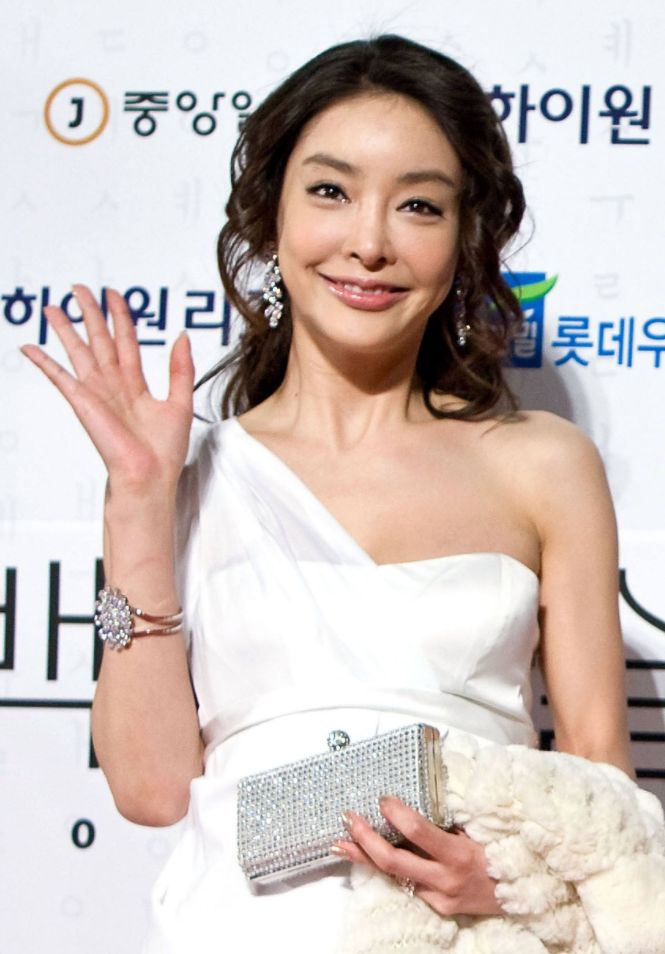 张紫妍|人间惨剧张紫妍：19岁父母去世，陪睡超100次，沦为财阀父子玩物