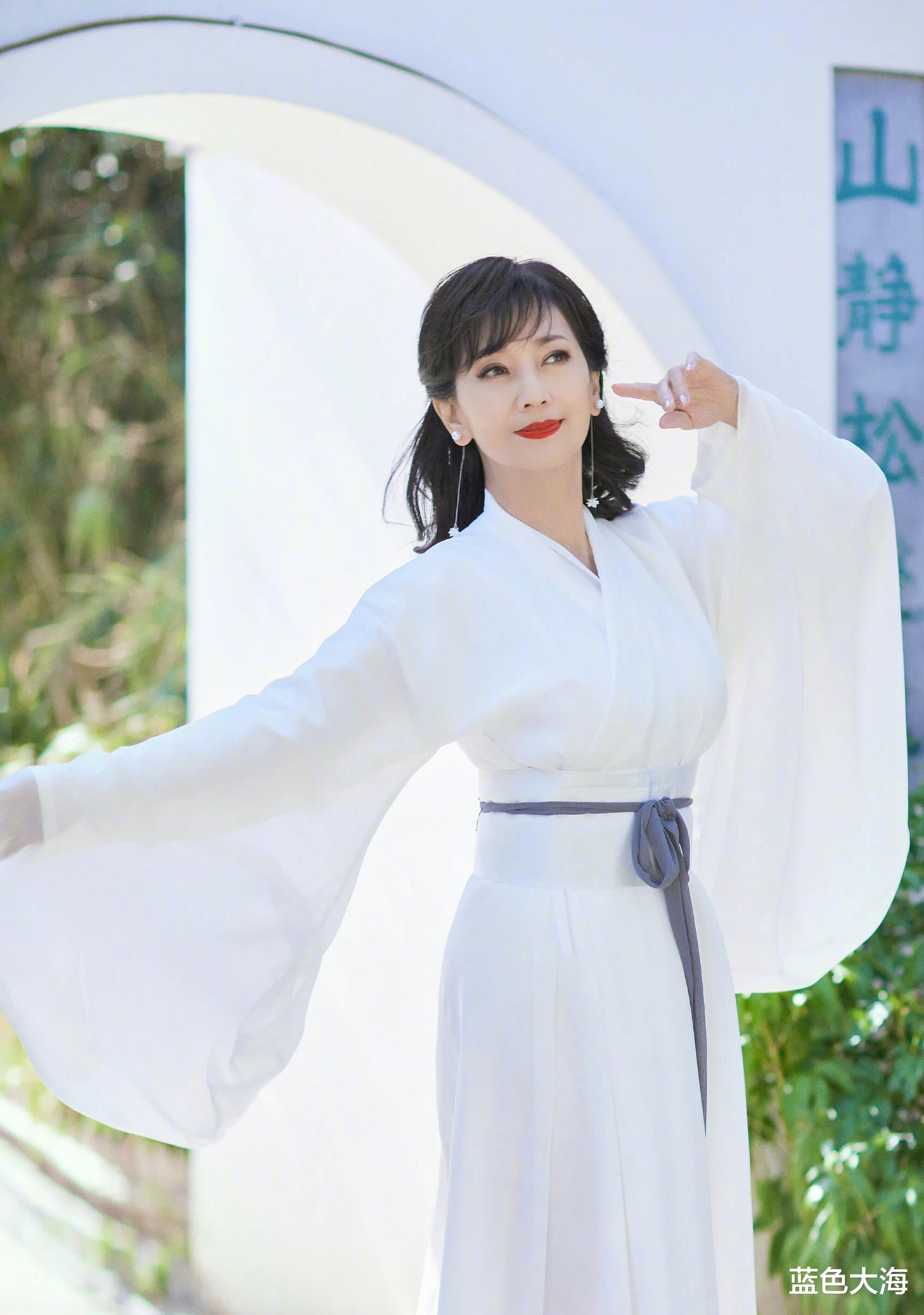 赵雅芝|赵雅芝穿“汉服”美出新高度，68岁看着还像30岁