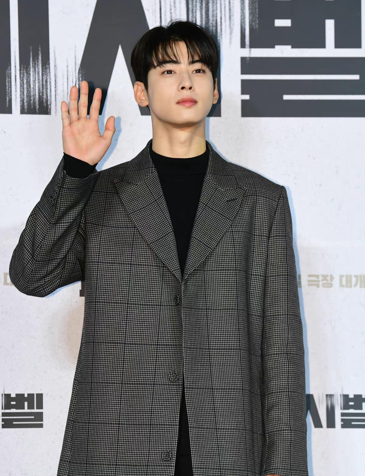 李钟硕|李钟硕车银优亮相新片发布会，前者肿成发面馒头，后者完全碾压