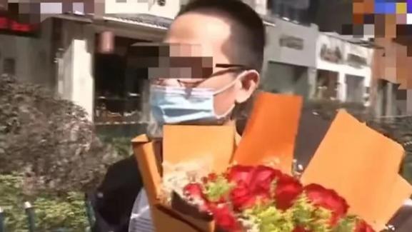 浙江杭州，男子为讨女友欢心，就想去花店买33朵玫瑰花