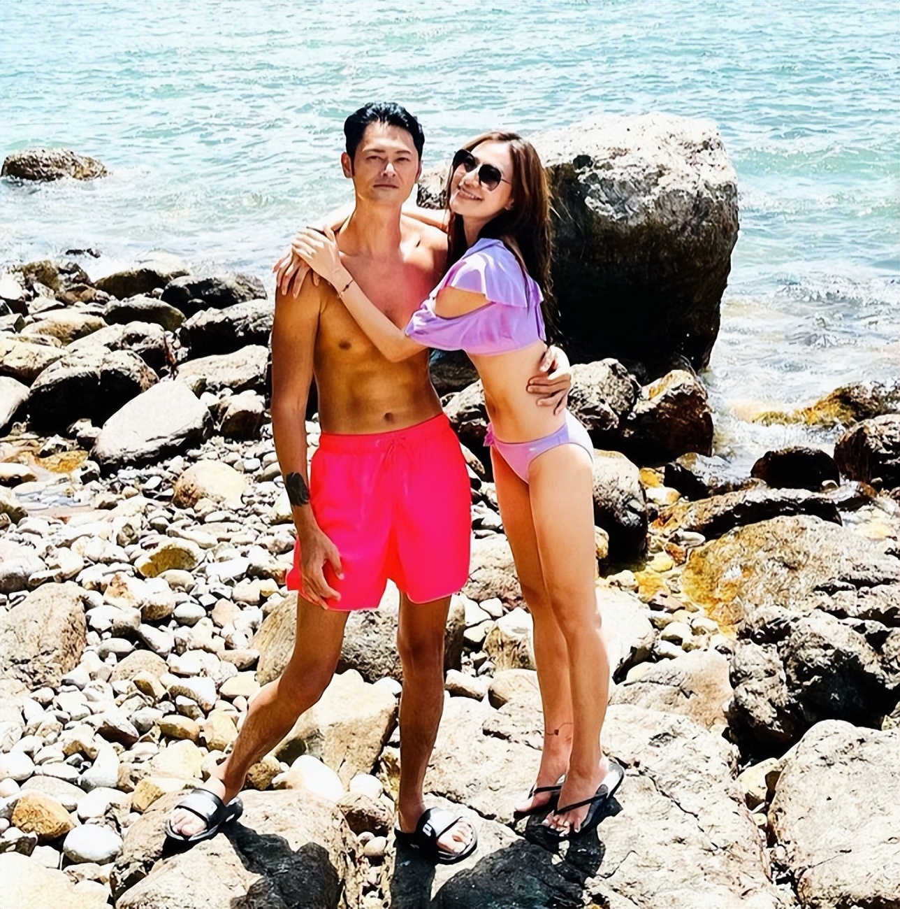 江若琳|曹云金前女友罕晒泳衣照！皮肤白皙长腿傲人，被富商老公搂腰亲昵