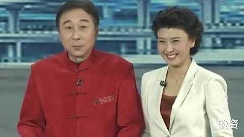 闫学晶|49岁闫学晶吃烧烤动作豪迈,手上拿一把铁签子,大口狂吃满面红光