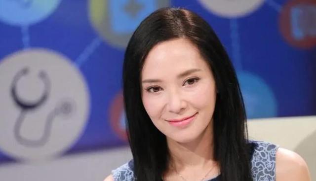 郭羡妮|47岁港姐郭羡妮素颜，被称老化严重，她有外国血统易显老