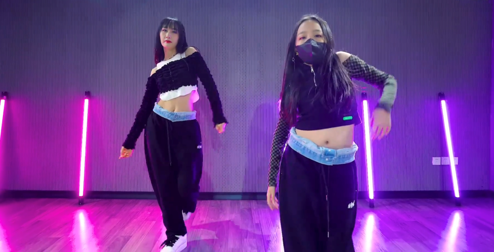 雷佳音|雷佳音一家三口逛夜市,老婆穿短裙美貌如女团,11岁女儿身高瞩目