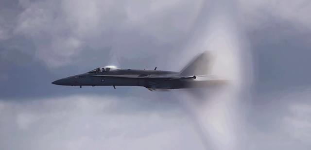 美国2021年神秘UFO事件,规模巨大并且射出亮光,它究竟是什么?