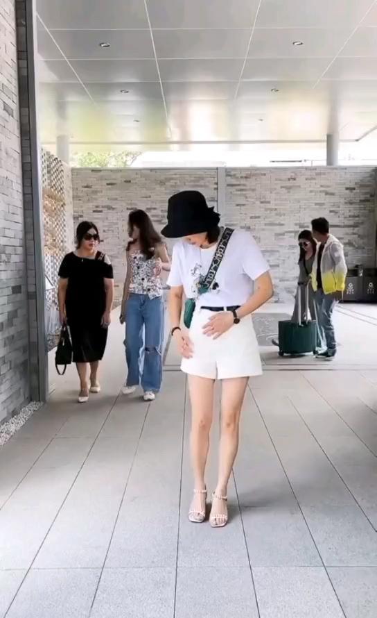 年轻女子忘记生理期,当街陷入尴尬窘境,陌生男子帮其机智解围
